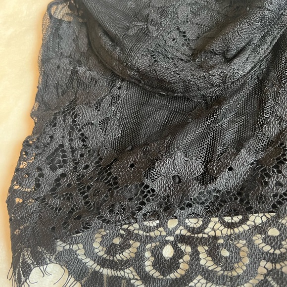 Lady’s lace bralette - Picture 2 of 3